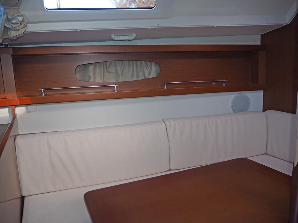 Saloon, Accommodation